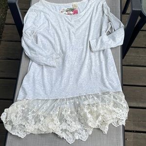 dylan 3/4 Length Sleeve White Grey Heathered Tunic with Lace Detailing